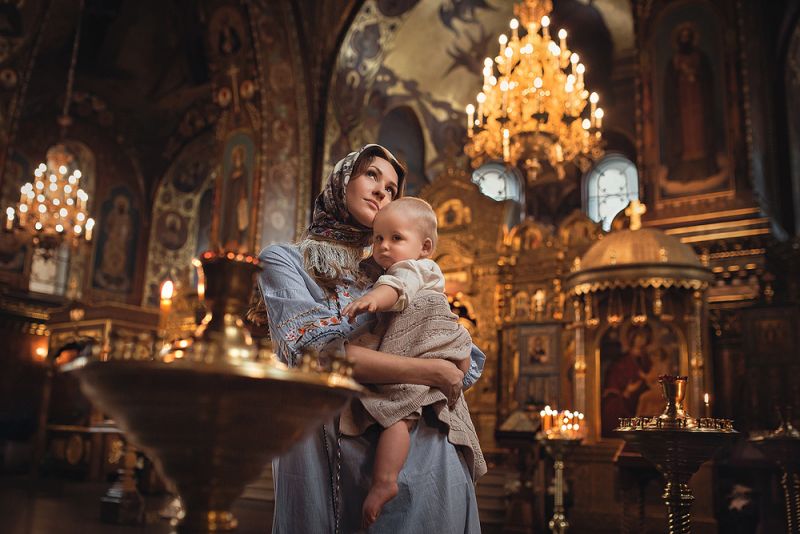 Мать с ребенком в церкви